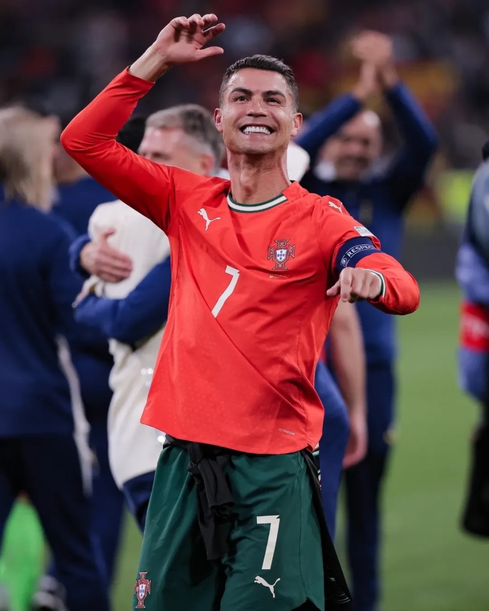 彻底怒了！勇士全队集体抗议裁判，库里遭对手恶劣犯规引发愤怒