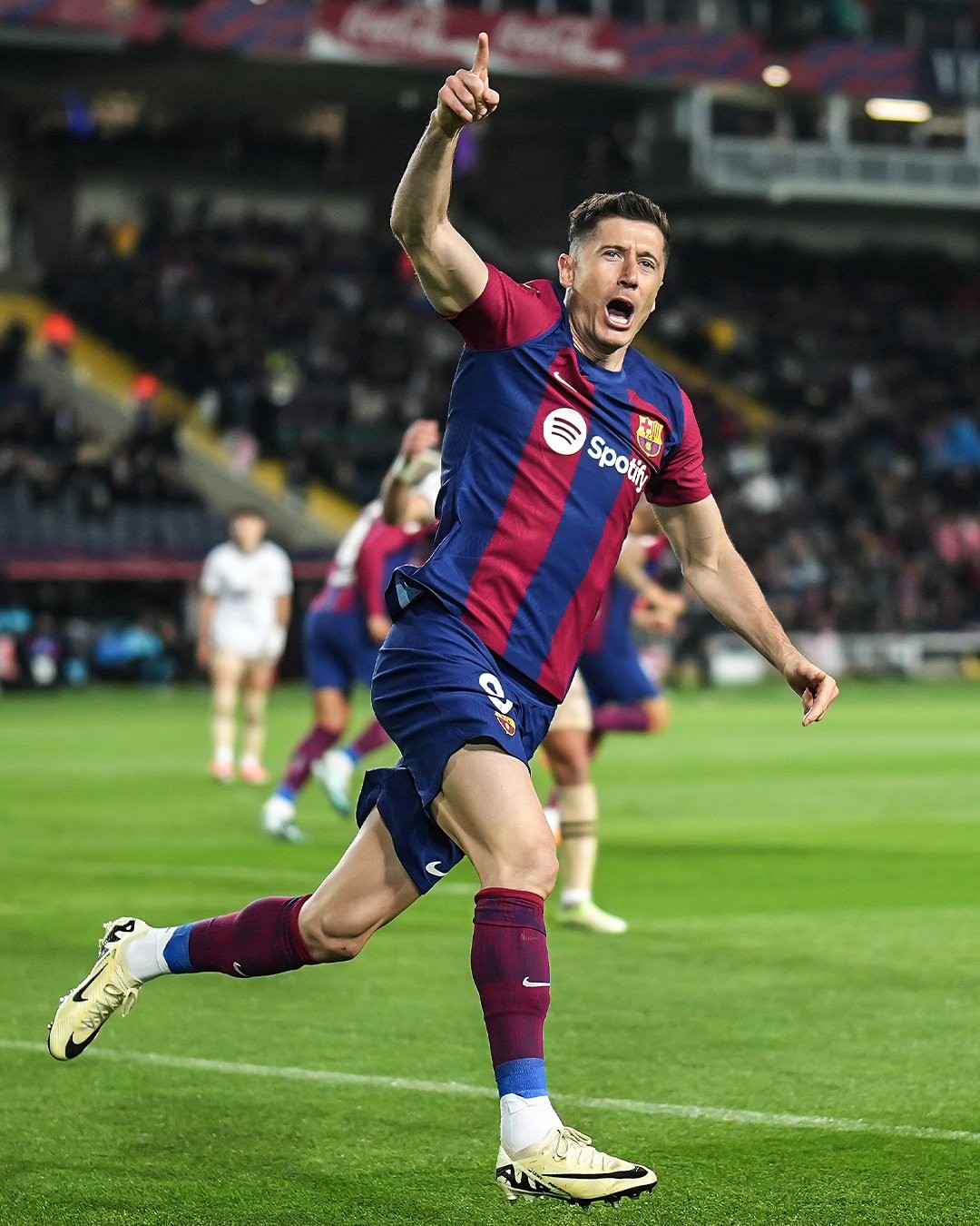 [中超]一球小胜登顶 成都蓉城送上海申花赛季首败